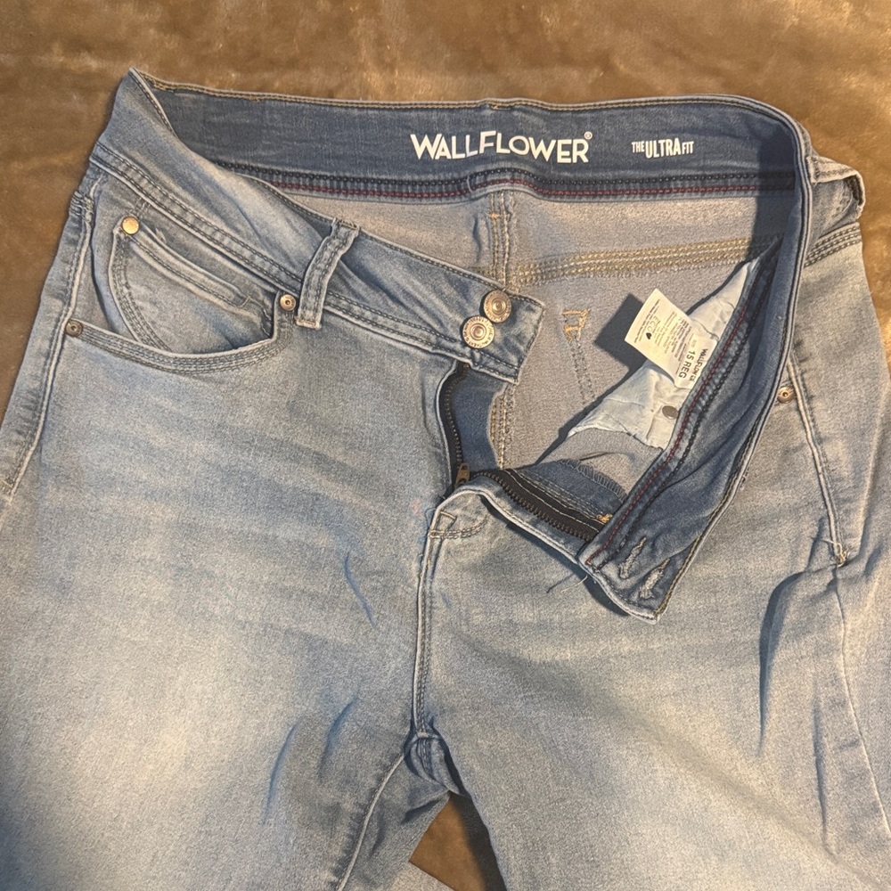 Wallflower Light Wash High-Rise Stretch Jeggings